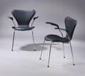Arne Jacobsen. Et par armstole, Syveren, model 3207, nybetrukket med sort læder 2