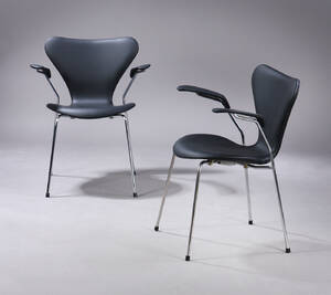 Arne Jacobsen. Et par armstole, Syveren, model 3207, nybetrukket med sort læder 2