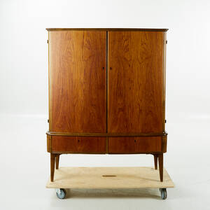 Skåp i teakfanér 1900-talets mitt