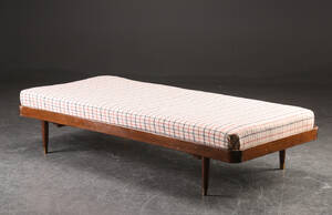 Daybed af bøgetræ, dansk møbelproducent