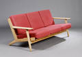 Hans J. Wegner 1914-2007. Tre-personers sofa, model GE-2903.