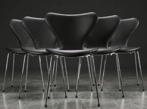 Arne Jacobsen. Seks syverstole model 3107, sort læder, høj model 6 