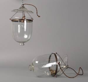 Par ampler i klart glas. Af nyere dato. 2