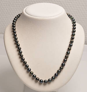 Collier med peacockfarvede ferskvands kulturperler