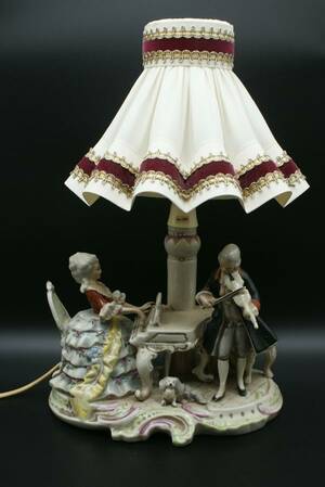Bordslampa med figuriner i porslin