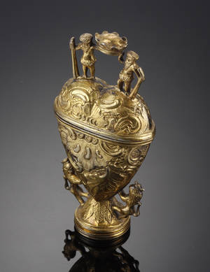 Hovedvandsæg - forgyldt med krone. 1800 - tallet.