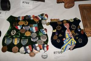 2 st märkessköldar, bl a med silvermedaljer