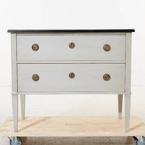 Byrå i gustaviansk stil 