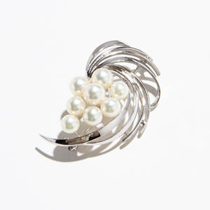 Brosch 14 k vitguld med pärlor