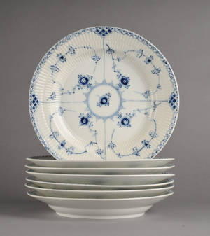 Kgl. Porcelæn. Musselmalet, halvblonde, syv middagstallerkner 7