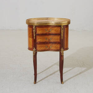 Byrå Louis XVI-stil