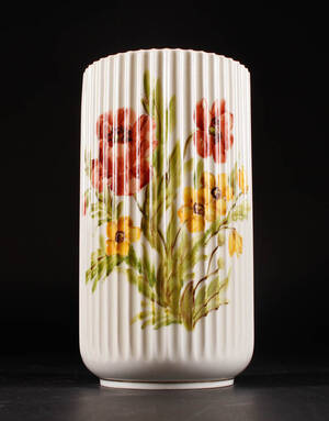 Lyngby. Vase af porcelæn, dekoreret med blomster 