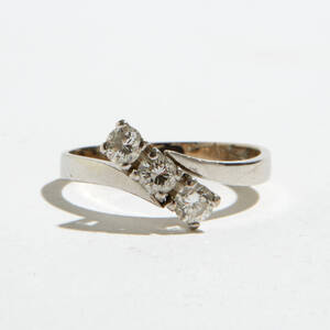 Ring 18 vitguld med diamanter
