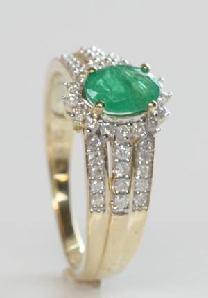 Smaragd- og brillantring