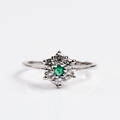 Ring 18 k vitguld med smaragd