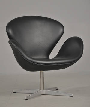 Arne Jacobsen 1902-1971 Hvilestol, model 3320 i sort læder