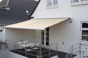 Markise, regnvindsol sensor, 5,5 m polyesterdug, hellukket aluminiumskasse, motor og fjernbetjening