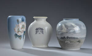Royal Copenhagen. Tre vaser af porcelæn. 3