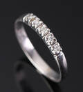 Brillant-alliancering af 14 kt. hvidguld, prydet med 5 brillantslebne diamanter, i alt ca. 0.15 ct