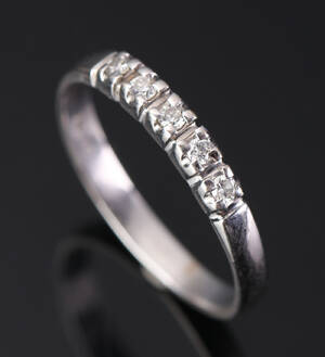 Brillant-alliancering af 14 kt. hvidguld, prydet med 5 brillantslebne diamanter, i alt ca. 0.15 ct