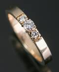 Brillantring af 14 kt. guld, prydet med 3 brillanter i alt ca. 0.39 ct