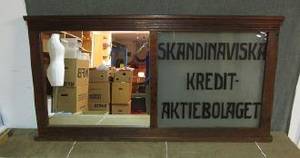 Äldre Spegel som hängt på bank