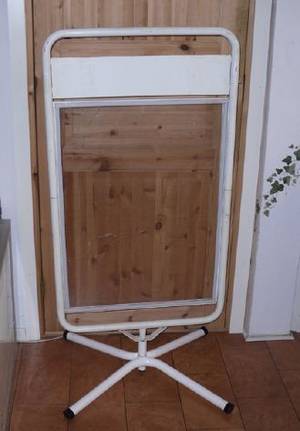Stor trottoarpratare snurrar i vinden