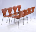 Arne Jacobsen. Otte stole syveren model 3107, cognacfarvet Vacona anilin læder. 8 