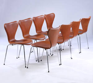 Arne Jacobsen. Otte stole syveren model 3107, cognacfarvet Vacona anilin læder. 8 