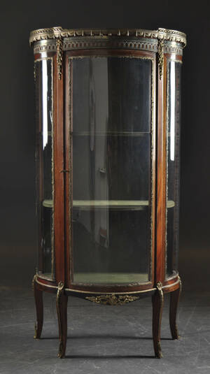 Vitrinskåp,klassicerande stil 1900-tal