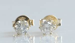 Par klassiske brillantørestikker, ca. 0.45 ct. 2