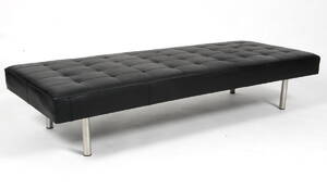 Daybed af sort læder.