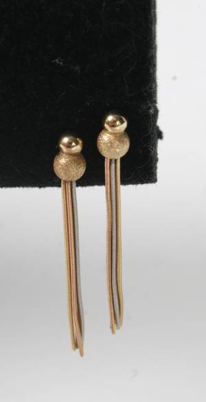 Ørestikkere i rød og hvidguld med fryns, 14 kt 2