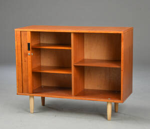 Skænk af teak, med jalousilåg