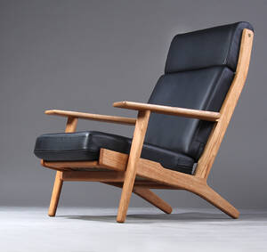 Hans J. Wegner. Højrygget stol af eg, betrukket med sort læder. Getama, model 290A 