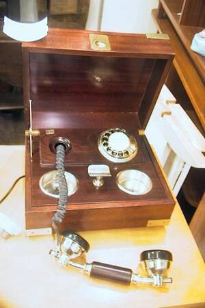 Bordstelefon, i låda