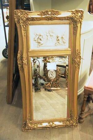 Spegel, med relieffält