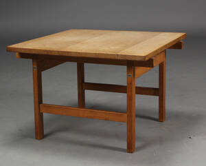 Hans J. Wegner, kvadratisk sofabord af egetræ