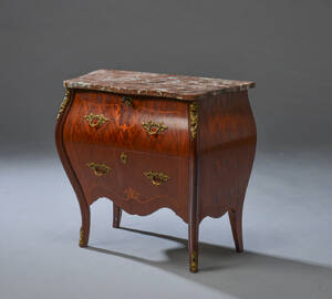 Bombéformet kommode af rosentræ, 1900-tallet