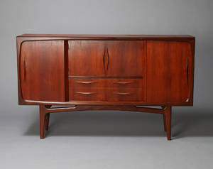 Dansk møbelproducent.  Høj skænk