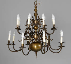 Kirkekrone i messing med to etager.