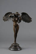 Bronzefigur forestillende ung kvinde med vinger