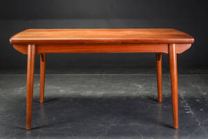 Dansk møbelproducent. Spisebord af teak