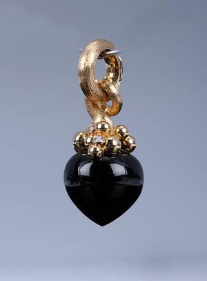 Ole Lynggaard.  Dew Drops charm i 18 kt. rødguld med onyx og 3 brillanter
