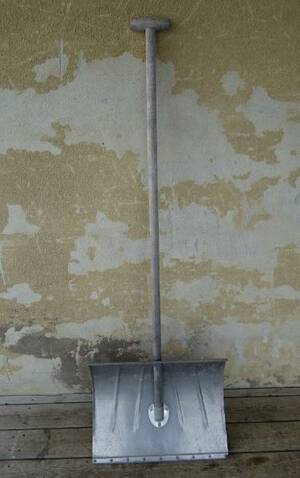 Spade med metallkant  B57