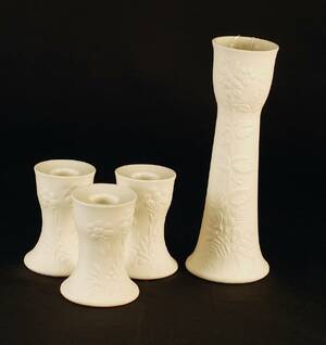 ARABIA EN VAS  TRE LJUSSTAKAR OGLASERAT STENGODS, VASENS HÖ 21, LJUSSTAKARNAS HÖ 9,5 CM