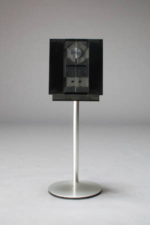 Bang  Olufsen. Beosound Ouverture med sokkel