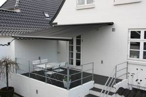Markise, regnvindsol sensor, 5,5 meter, polyesterdug, hellukket SORT aluminiumskasse, motor og fjernbetjening