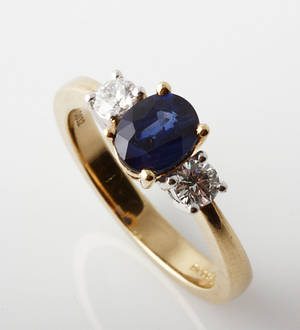Safir- og brillantring af 18 kt. guld og hvidguld