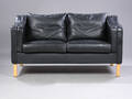 Dansk møbelproducent. To-pers. sofa, fritstående, betrukket med sort læder